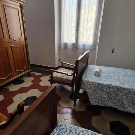 Intero-centrostoricoospedale-120m2-duestanze-parcheggiagratisvicino-parking Free Close דירה *