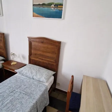 Intero-centrostoricoospedale-120m2-duestanze-parcheggiagratisvicino-parking Free Close דירה *