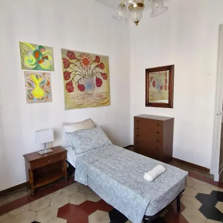 Intero-centrostoricoospedale-120m2-tworoons-parcheggiagratisvicino-parking Free Close דירה *
