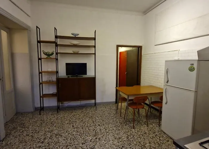 Intero-centrostoricoospedale-120m2-tworoons-parcheggiagratisvicino-parking Free Close דירה